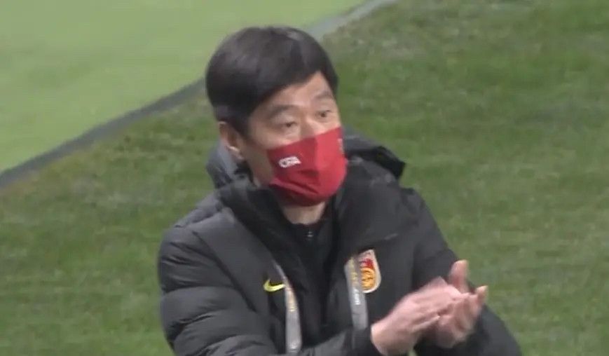 短短十几天的时间，他又将她打回了原形，就像灰姑娘，在午夜十二点失去了魔法，她也失去了和他反抗的权利，虽然对这一天早已预料，只是没想到来得这么快。